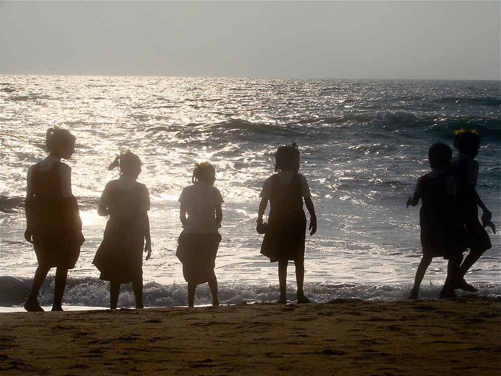 Kinder am Strand in Kerala