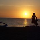 Kinder am Strand - Sonnenuntergang in Khao Lak, Thailand