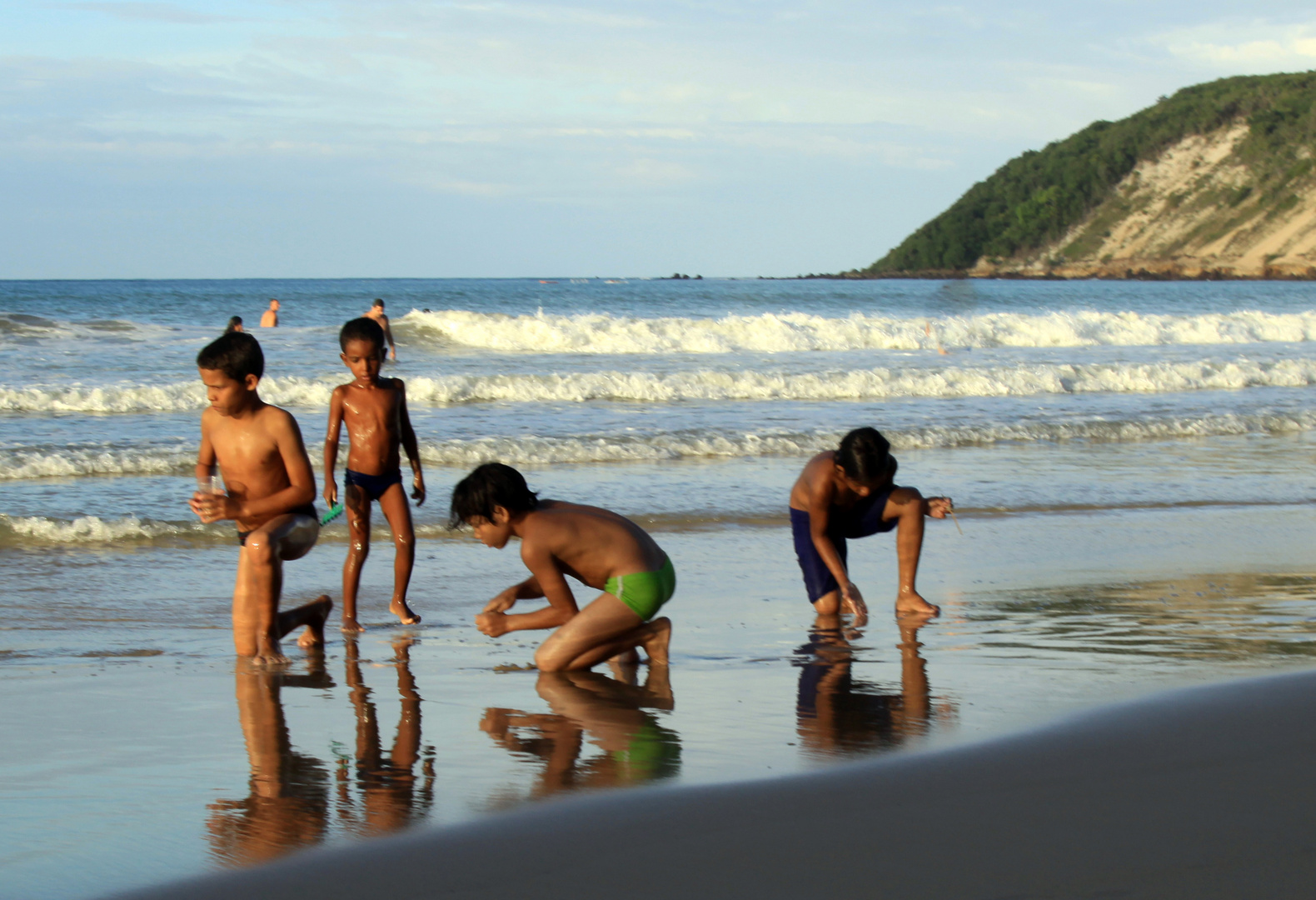 Kinder am Strand von Natal in Brasilien
