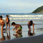 Kinder am Strand von Natal in Brasilien