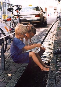 Kinder am Straßenrand