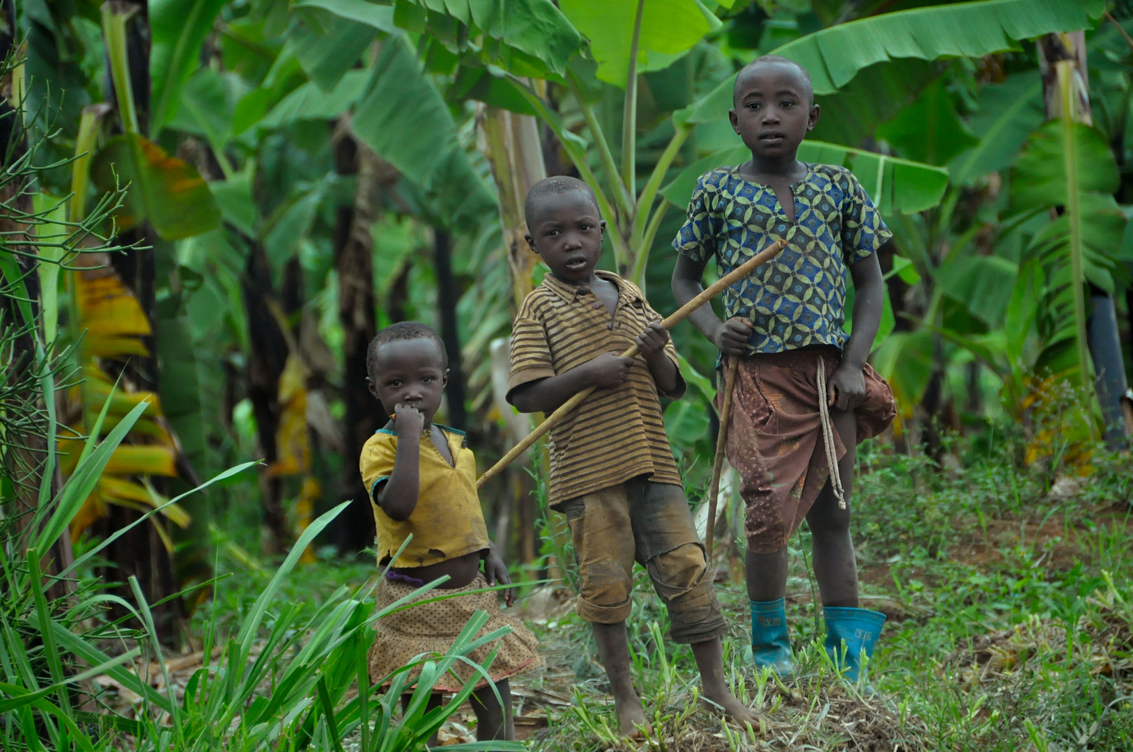 Kinder am Straßenrand in Ruanda