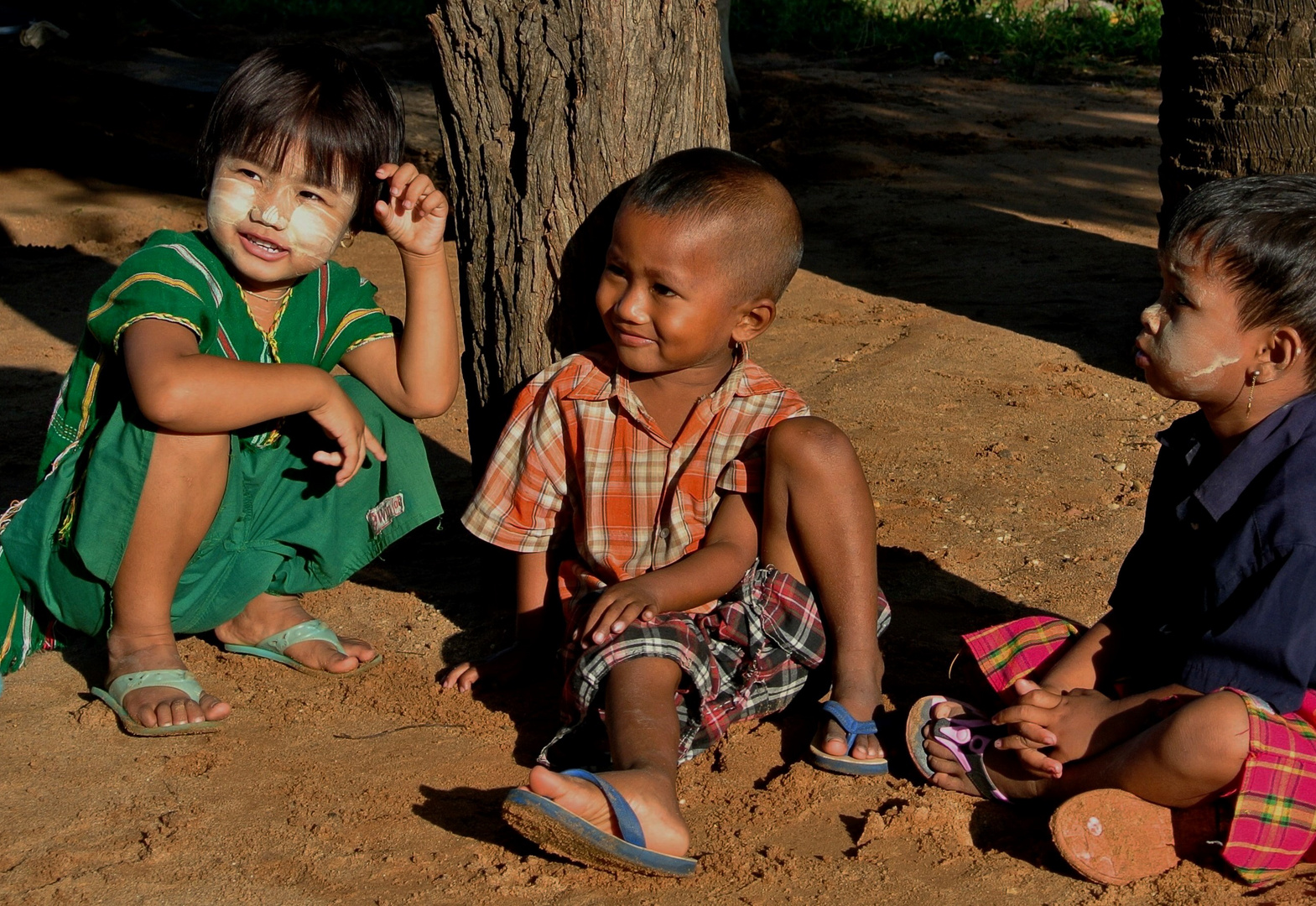 Kinder am Straßenrand, Myanmar 2012