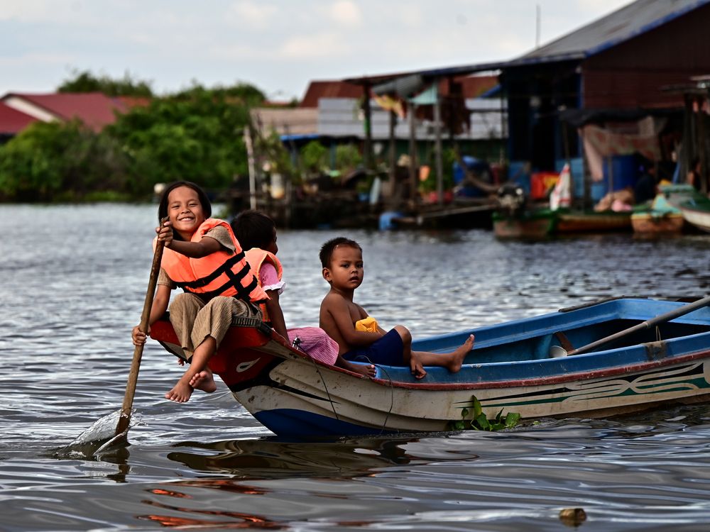 Kinder am Tonle-Sap-See