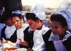 Kinder an der Festtafel (1)