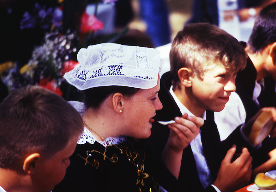 Kinder an der Festtafel (2)