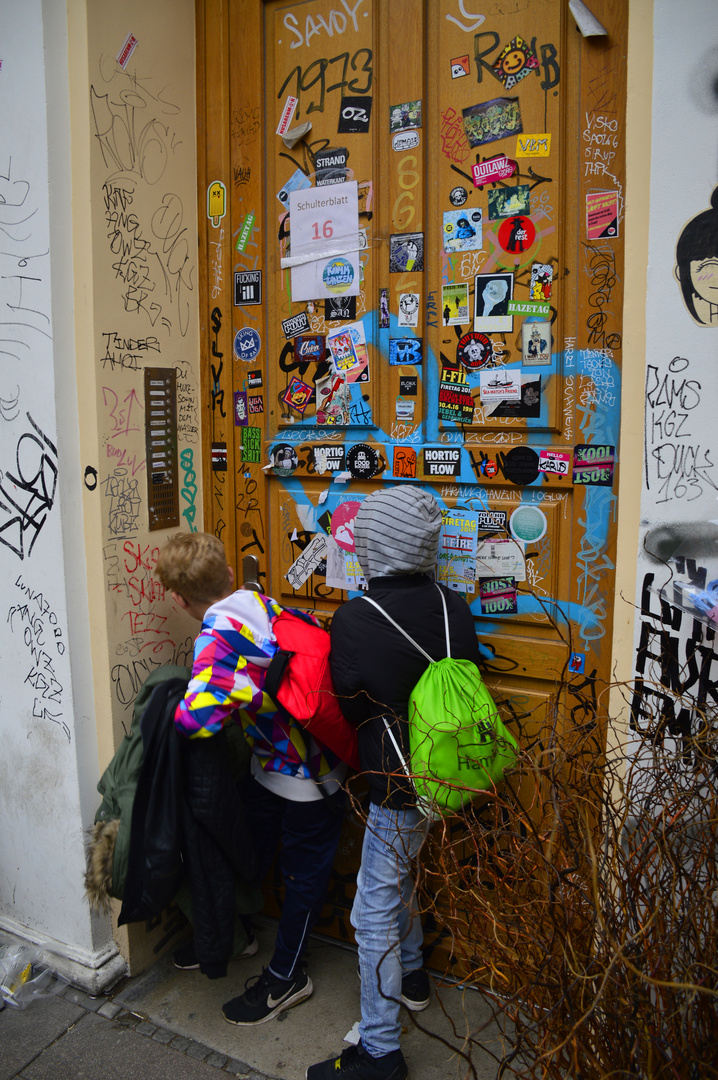 Kinder an der Haustür auf dem Kiez