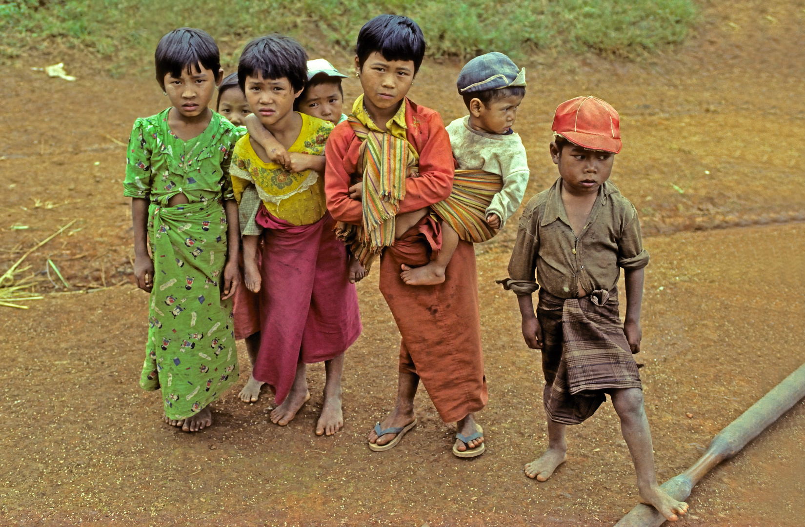 Kinder auf dem Heimweg in Myanmar 