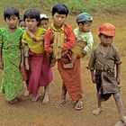 Kinder auf dem Heimweg in Myanmar 