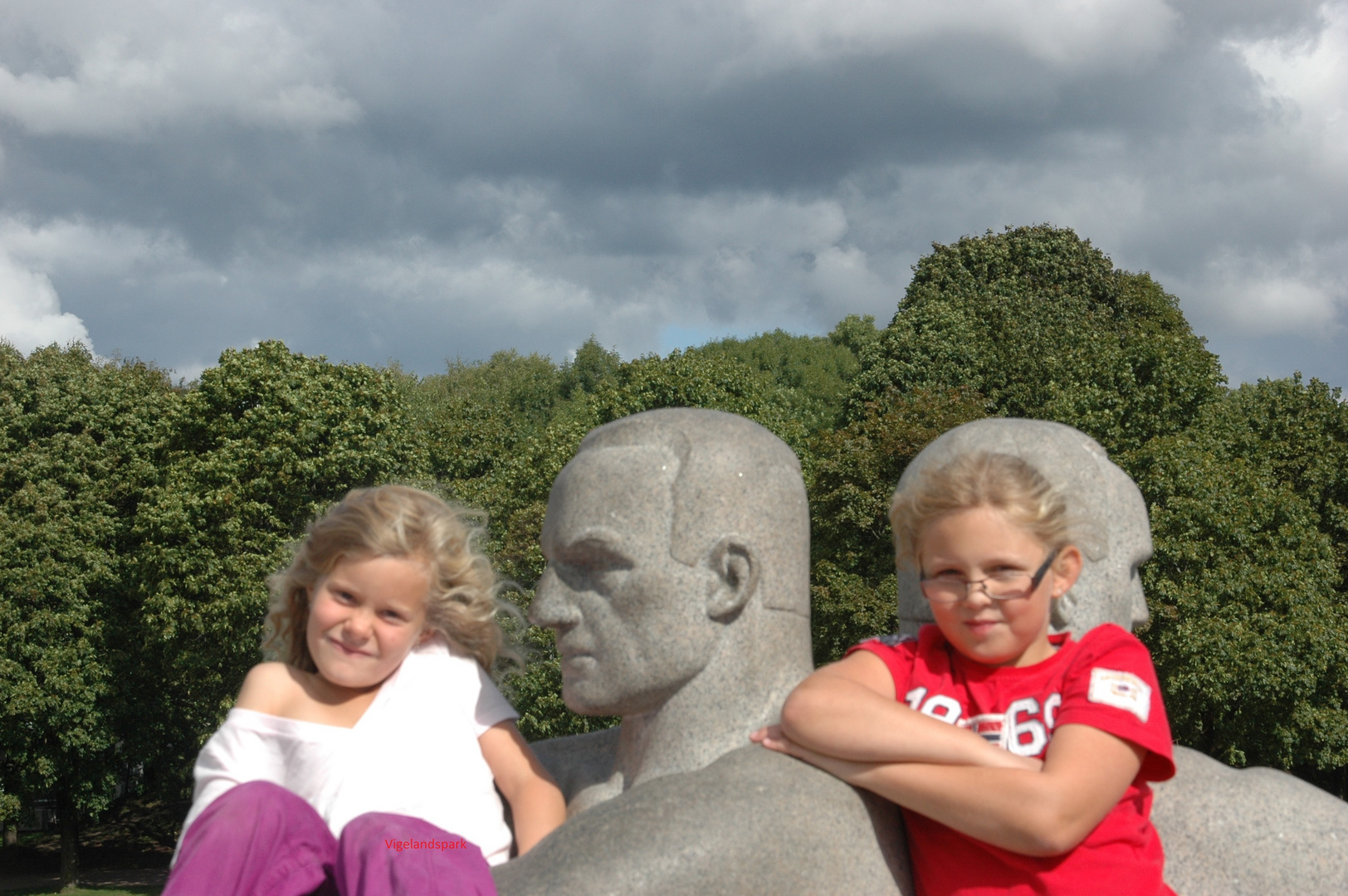 Kinder auf den Skulpturen