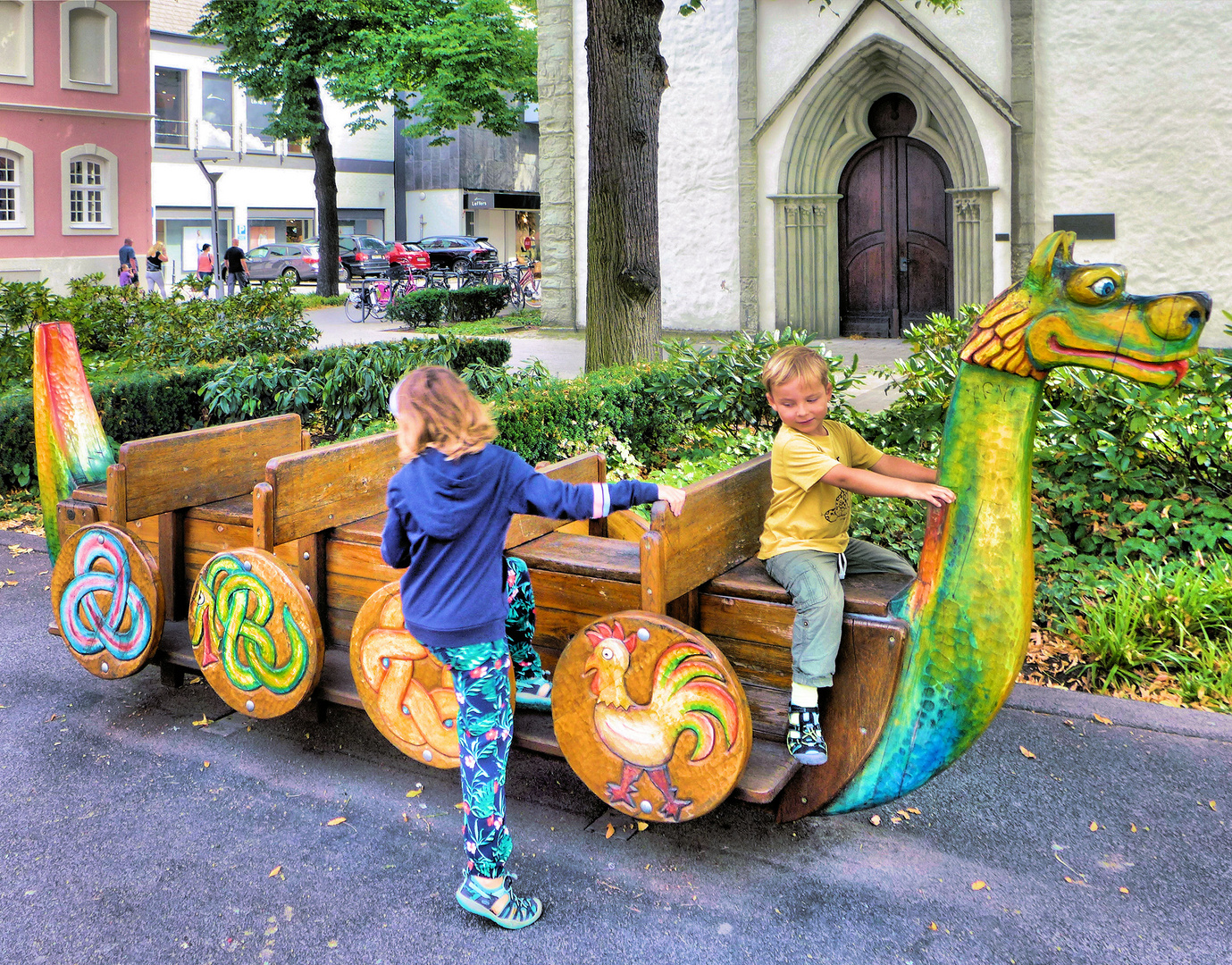 Kinder auf der Drachenschaukel.