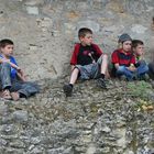 Kinder auf der Mauer