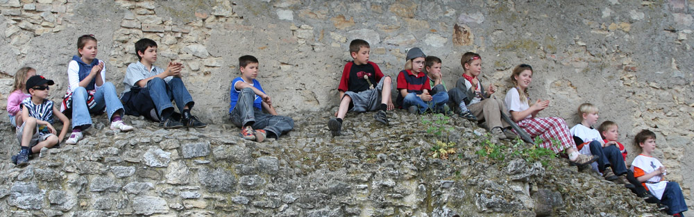 Kinder auf der Mauer