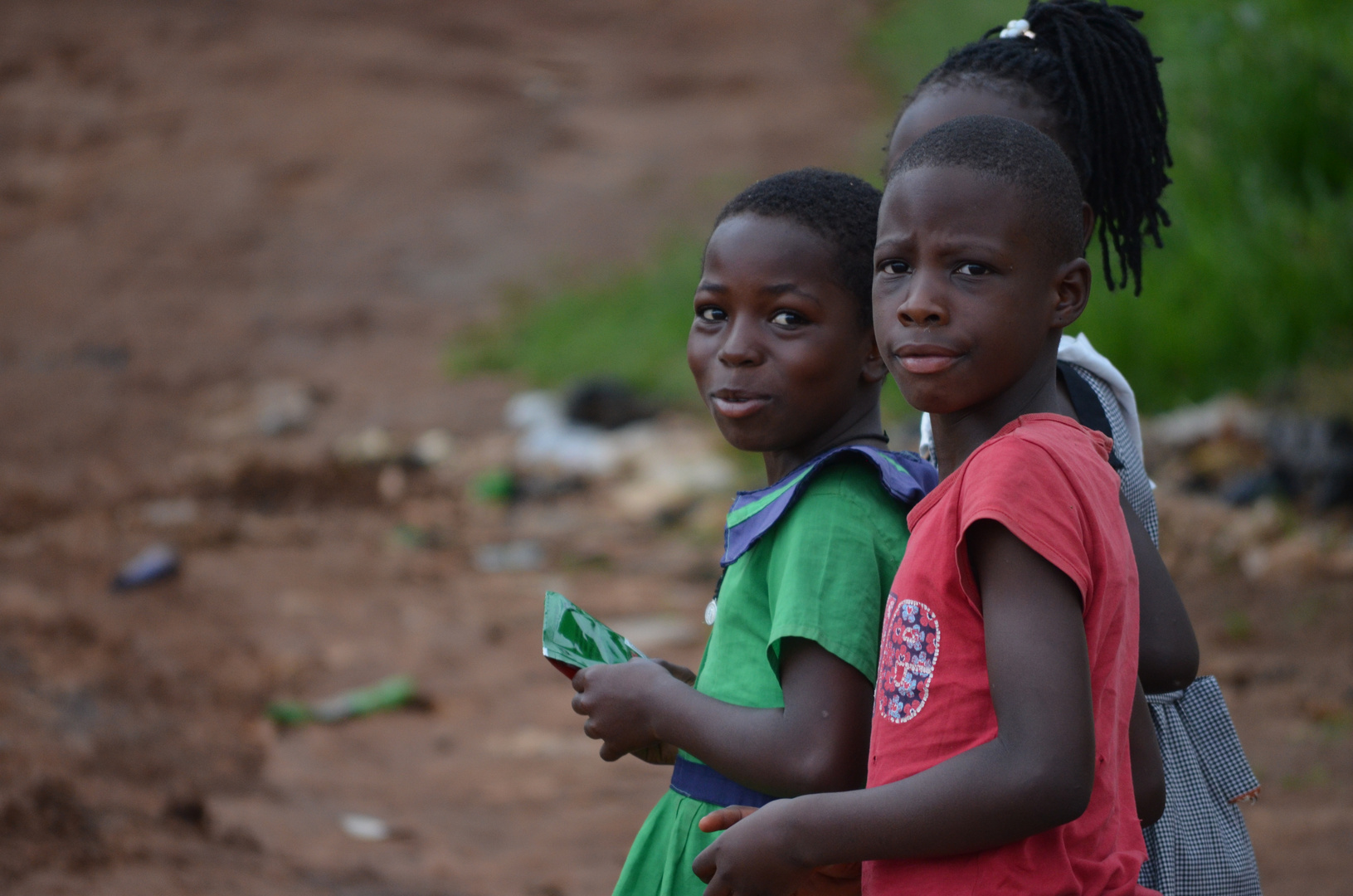 Kinder auf der Strasse in Südostuganda in Nabusanke (Äquatorregion in Uganda) 