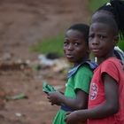 Kinder auf der Strasse in Südostuganda in Nabusanke (Äquatorregion in Uganda) 