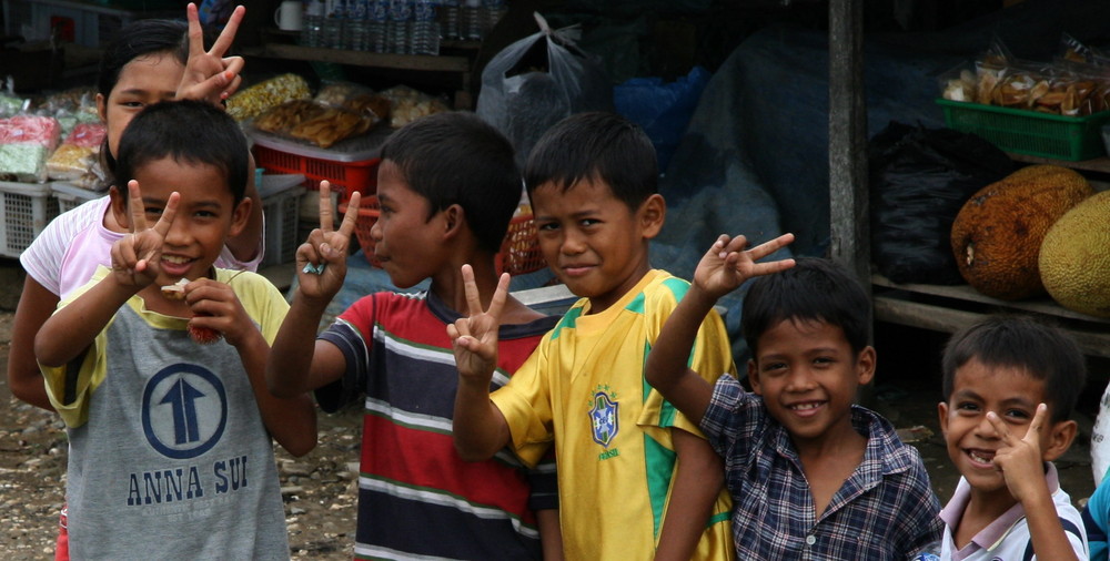 Kinder auf einem Markt in Borneo Malaysia