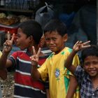 Kinder auf einem Markt in Borneo Malaysia