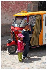 Kinder auf einer Straße in Ayacucho/ Peru