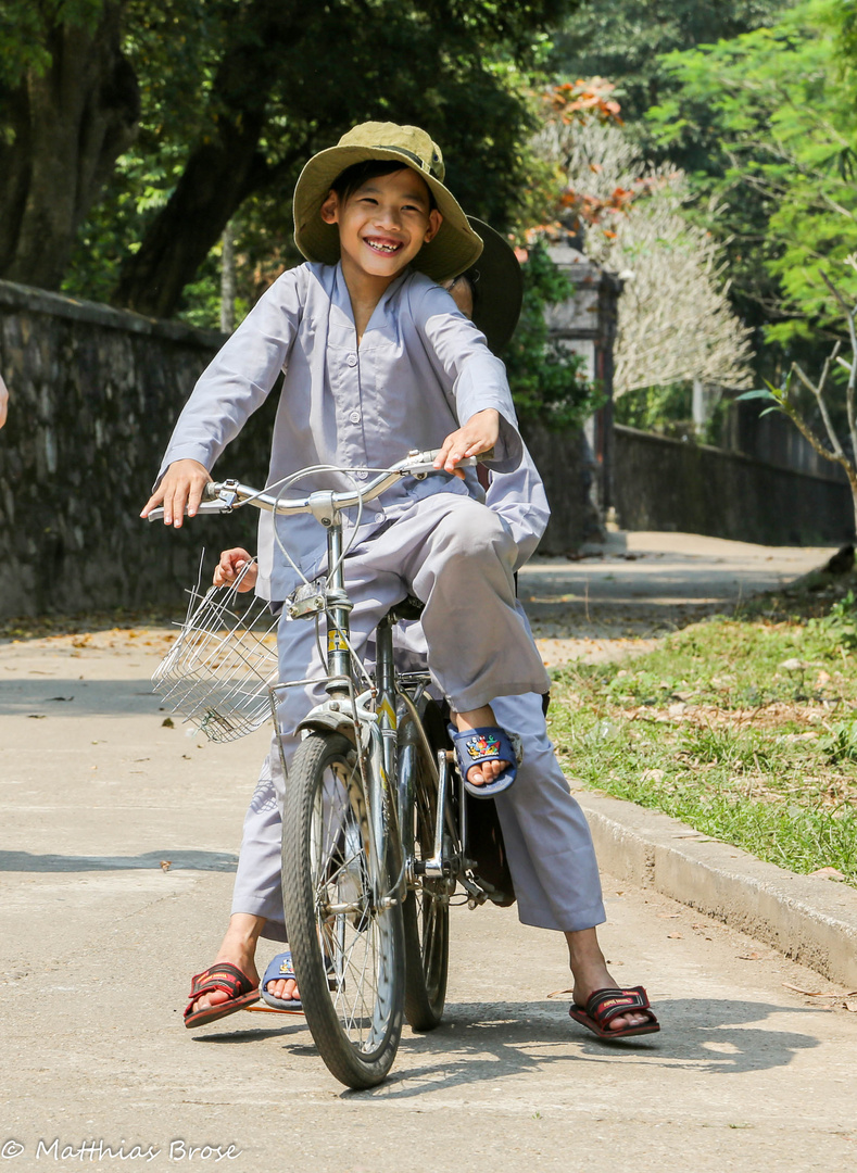 Kinder auf Fahrrad in Hanoi