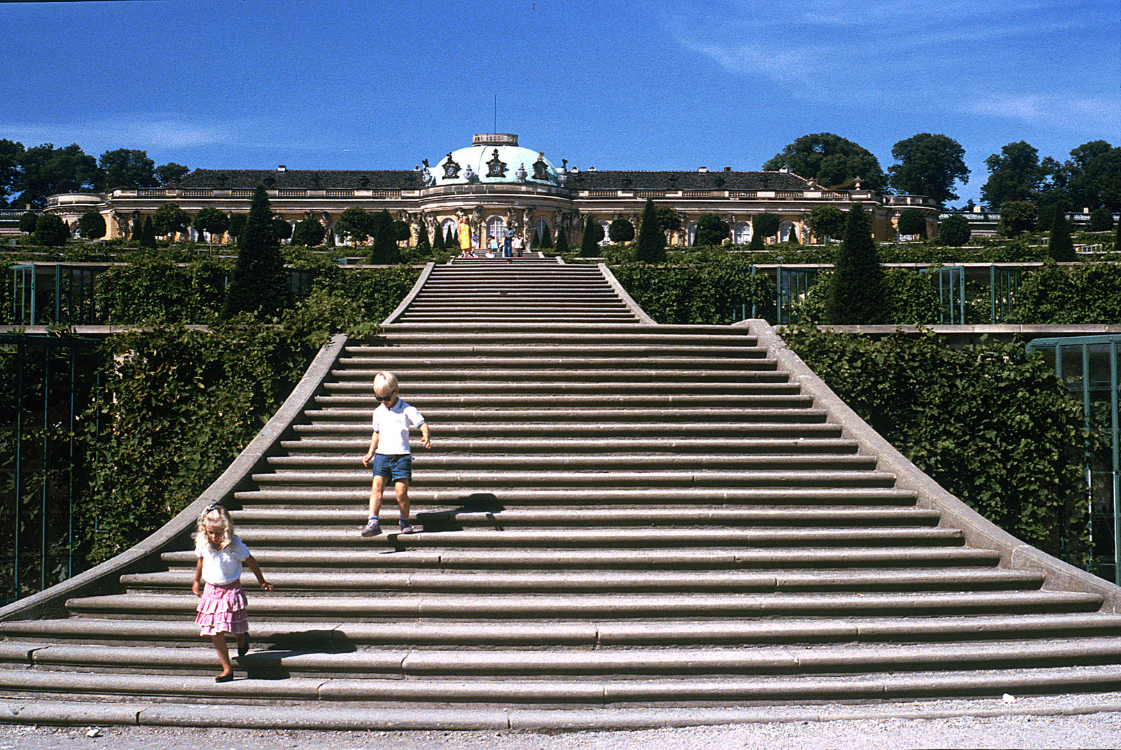 Kinder auf Schlosstreppe