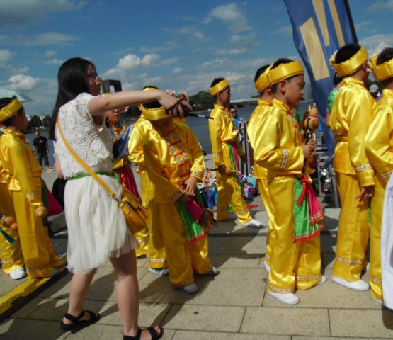 Kinder aus der Musikschule in Shanhai in HH auf dem Alsteranleger