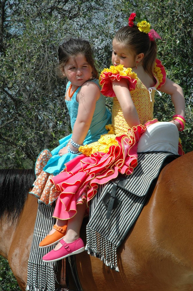 Kinder bei einem Festumzug in Andalusien