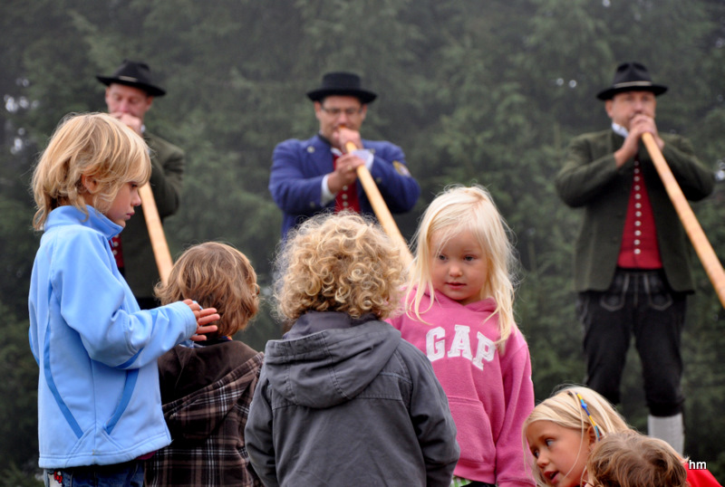 Kinder beim Alphornklang