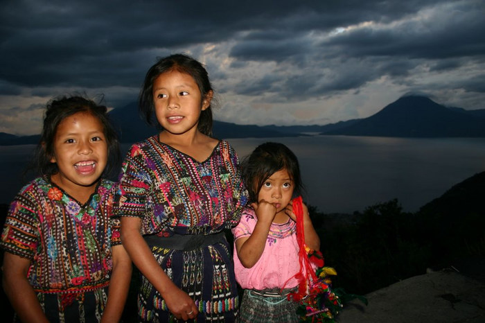 Kinder beim Atitlan See