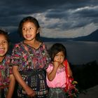 Kinder beim Atitlan See