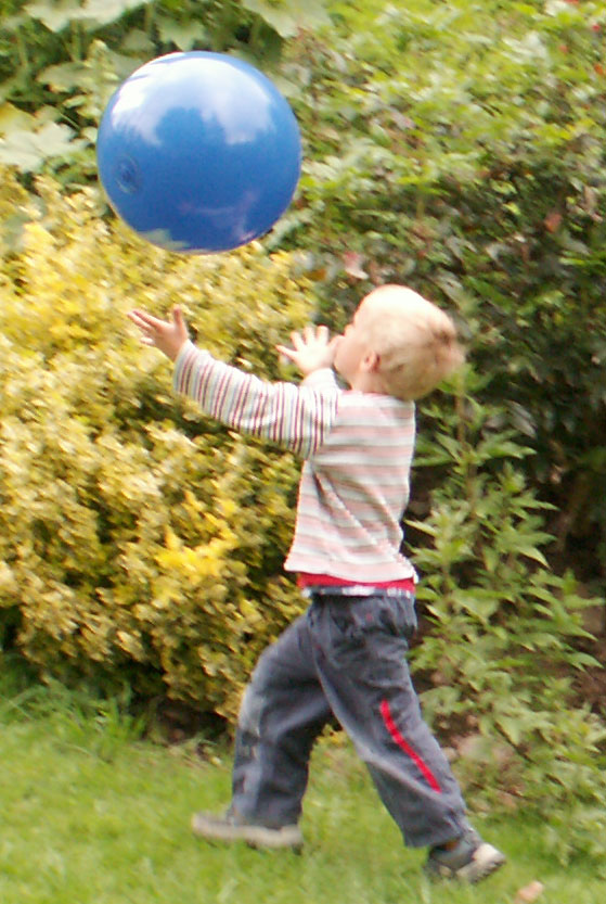 Kinder beim Ballspielen