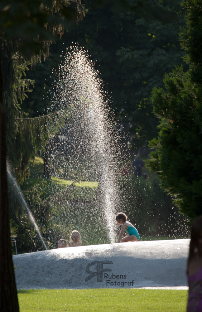 Kinder beim spielen im Park