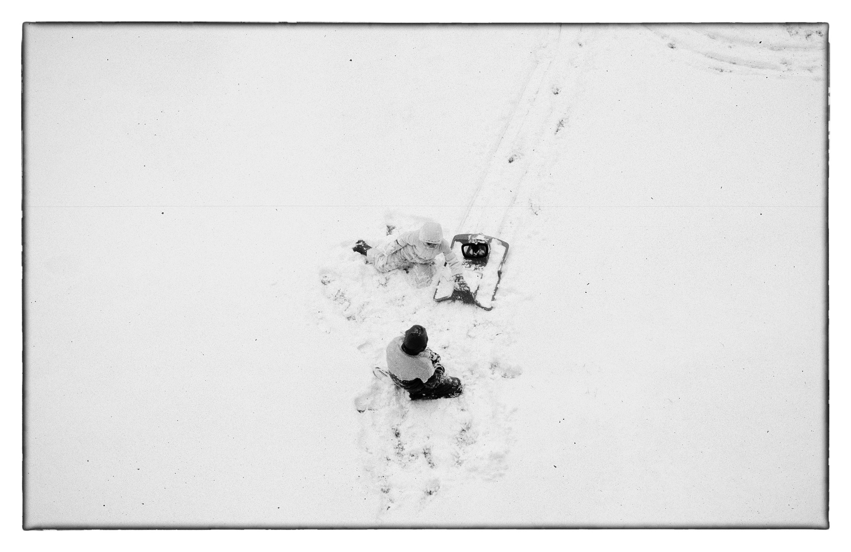 Kinder beim Spielen im Schnee