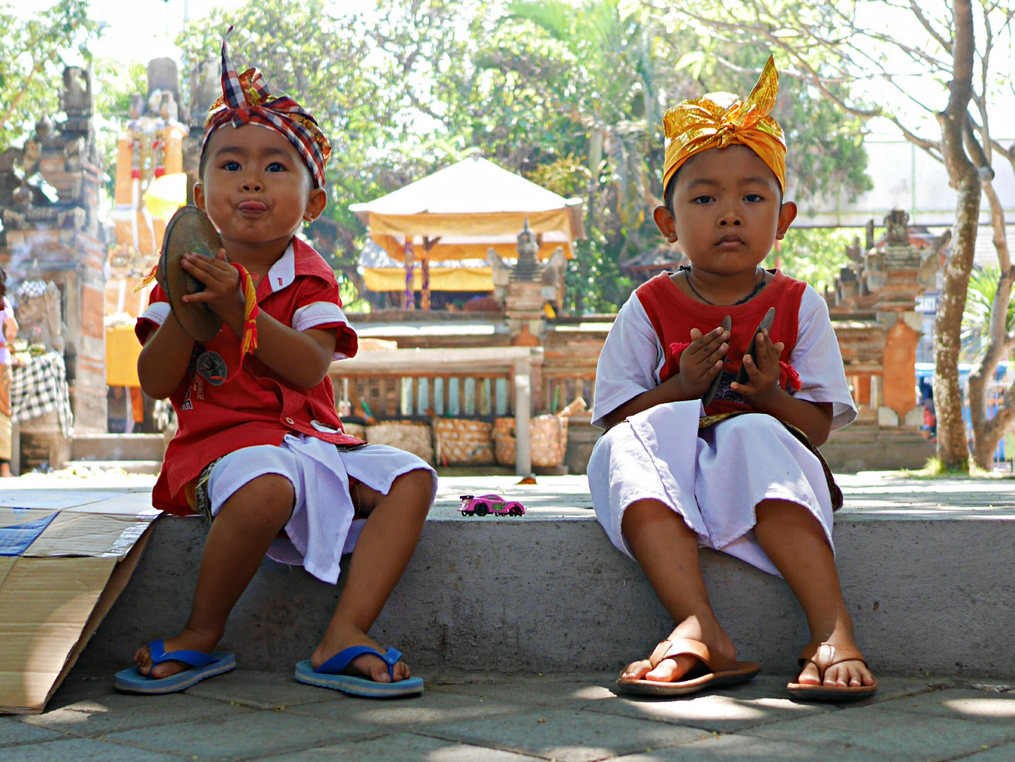 Kinder beim Tempel fest in Bali