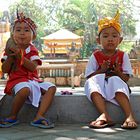 Kinder beim Tempel fest in Bali