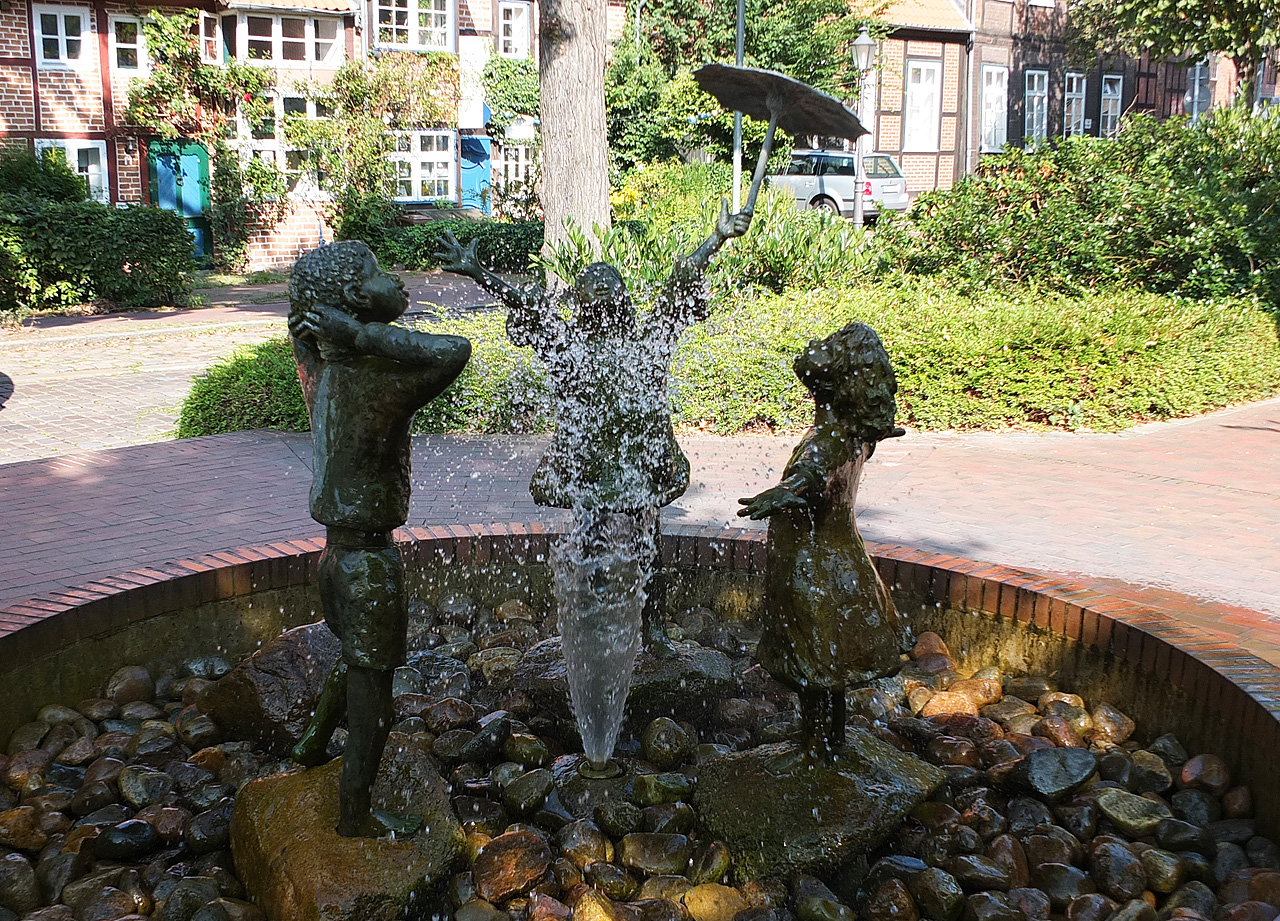 Kinder beim Wasserspiel