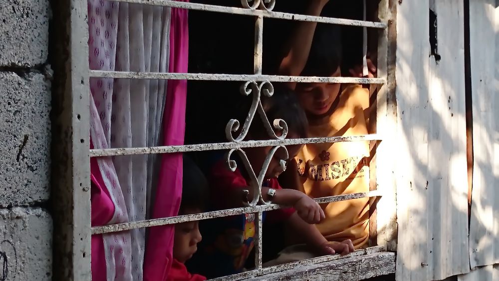 " Kinder beobachten eine Katze " , Manila