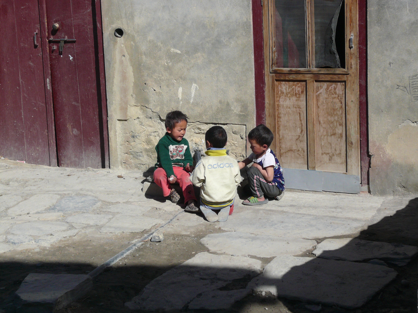 Kinder beschäftigen sich in Jomsom, Nepal