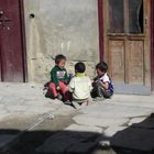 Kinder beschäftigen sich in Jomsom, Nepal