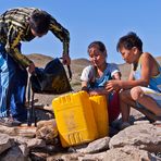 Kinder der Welt: Begegnung beim Wasserholen in der Mongolei