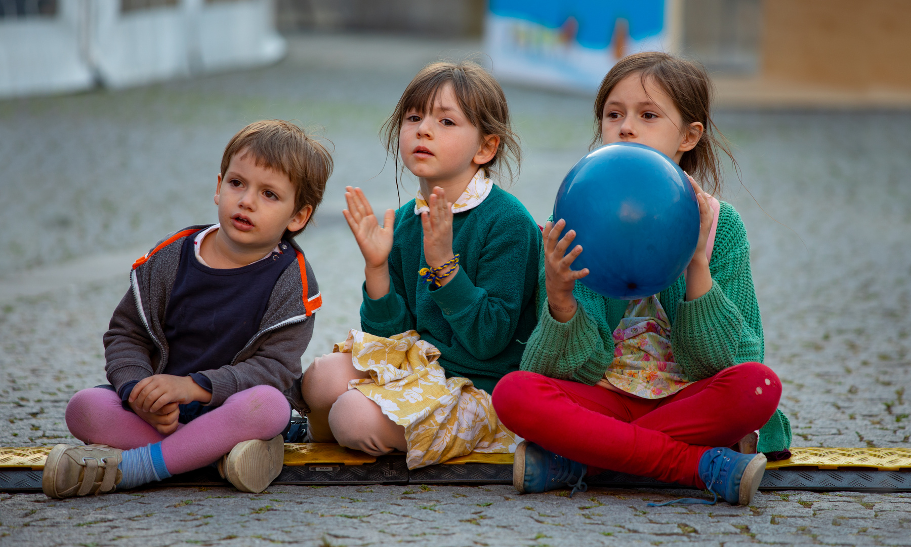 Kinder hören den Katholikentag