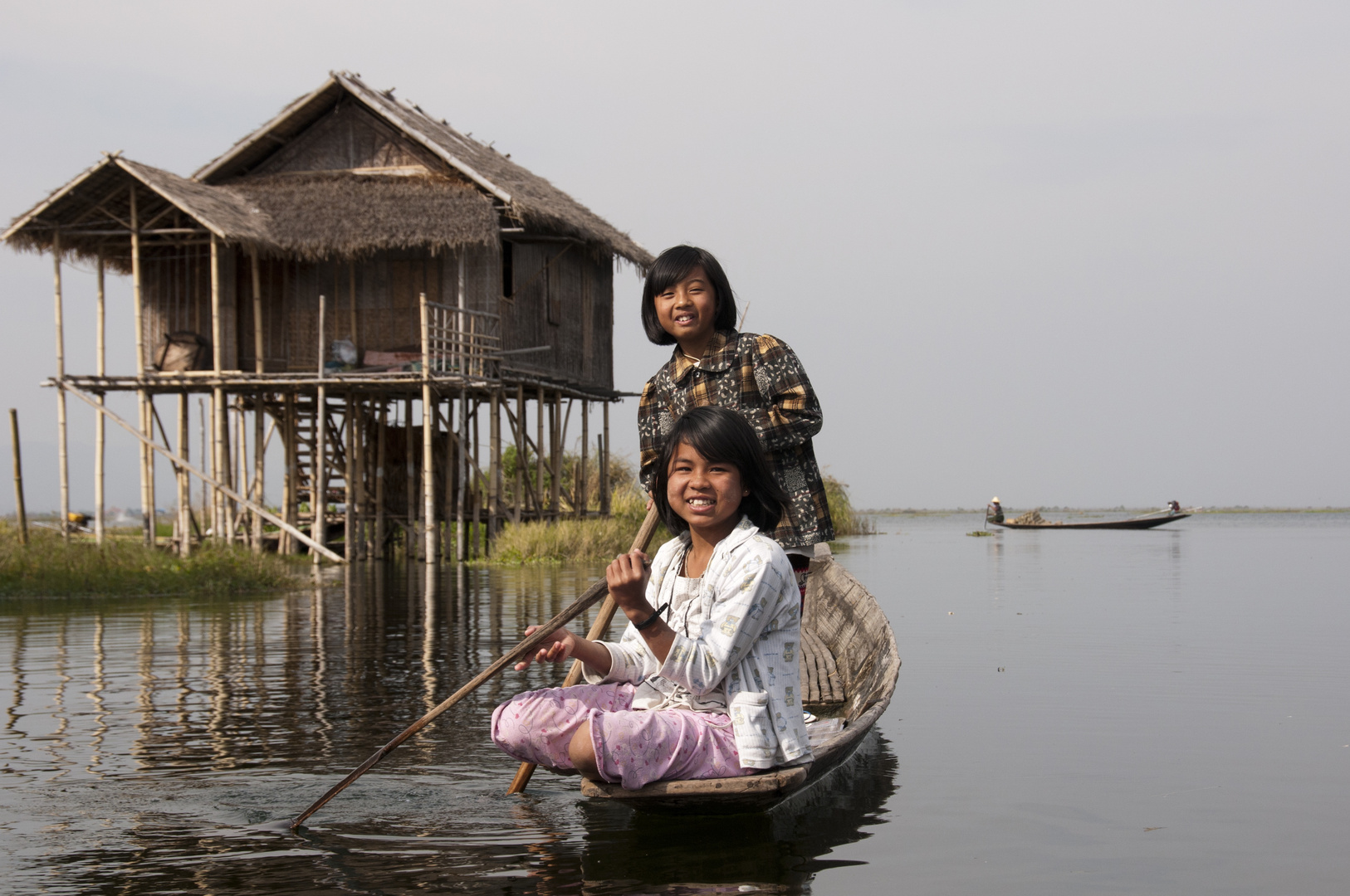 Kinder im Boot auf dem Inle Lake