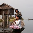 Kinder im Boot auf dem Inle Lake