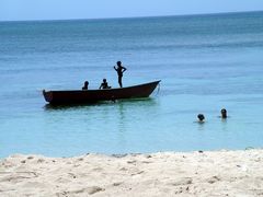 Kinder im Boot in der Dominikanischen Republik