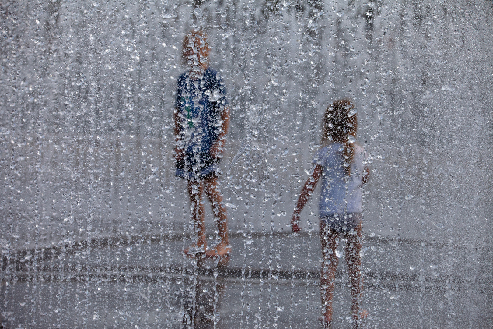 Kinder im Brunnen