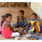 Kinder im Dorf Makongeni