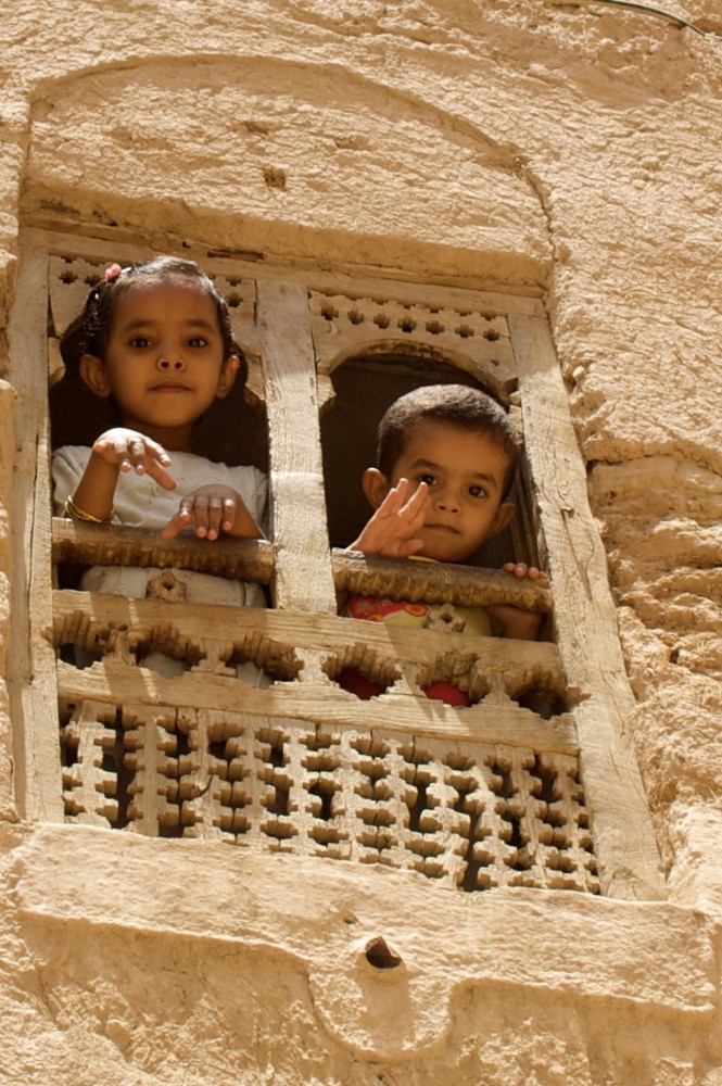 Kinder im Fenster