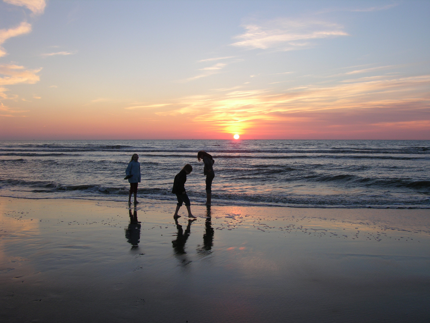 Kinder im Gegenlicht am Strand