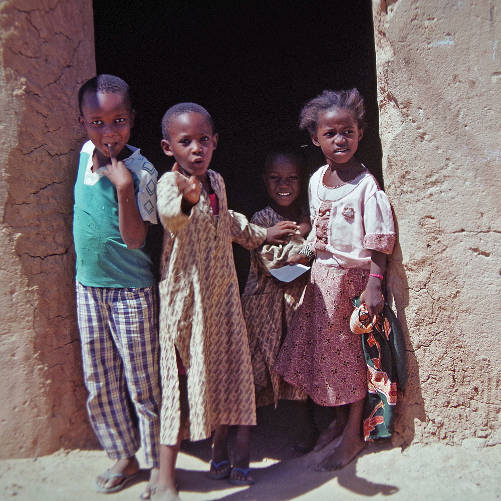 Kinder im Hauseingang, Agadez, Niger