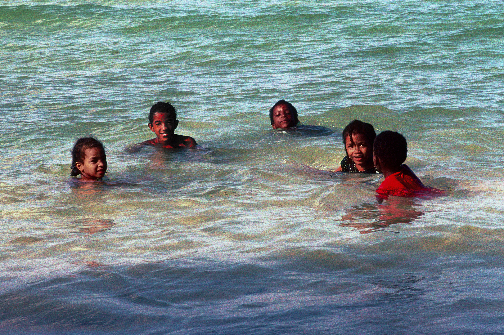 Kinder im Meer