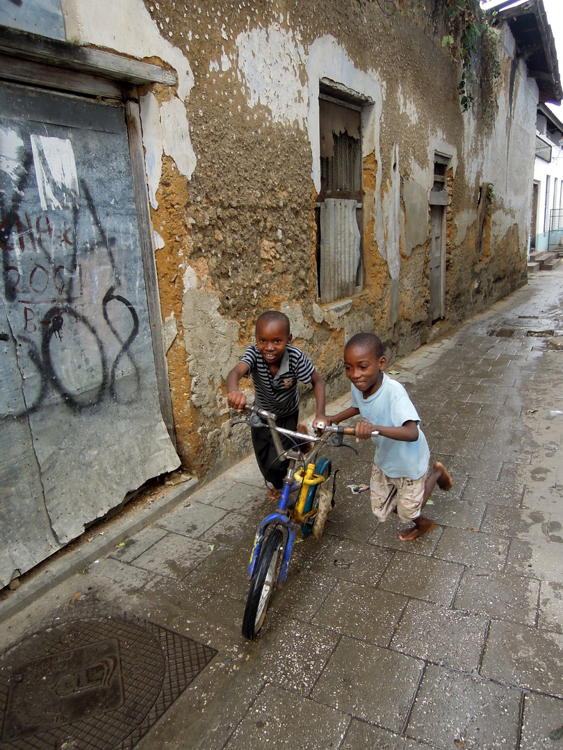 Kinder im Old Town auf Sansibar.